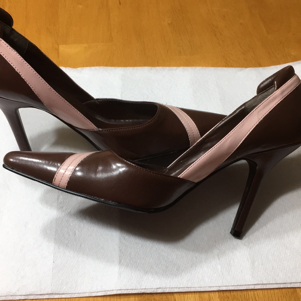 Classified Pink and brown pump